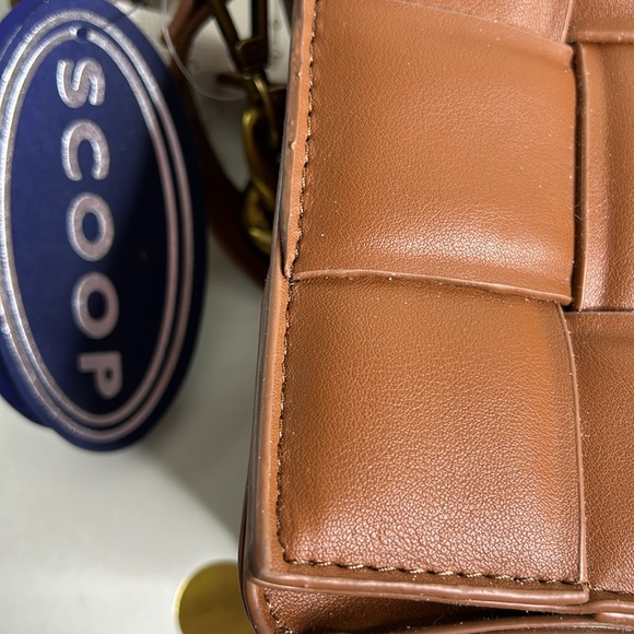 Scoop brown vegan leather woven handbag with gold chain and vegan leather straps - Picture 2 of 7